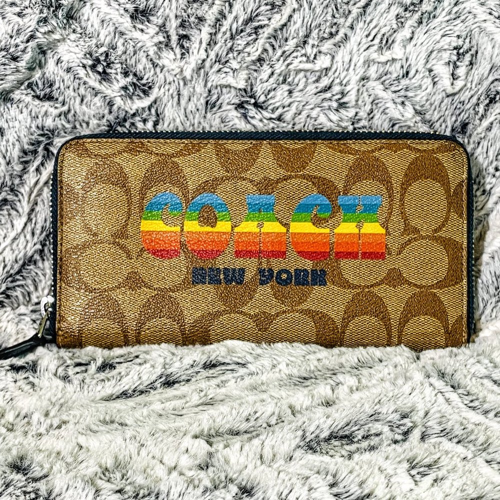 NWOT - COACH ACCD ZIP WALLET IN SIG CANVAS W/RAINBOW COACH ANIMATION (F7…